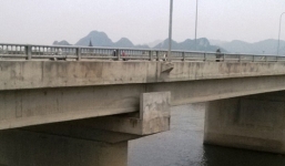 Nước mắt cá sấu của gã chồng vũ phu trong lễ tang vợ